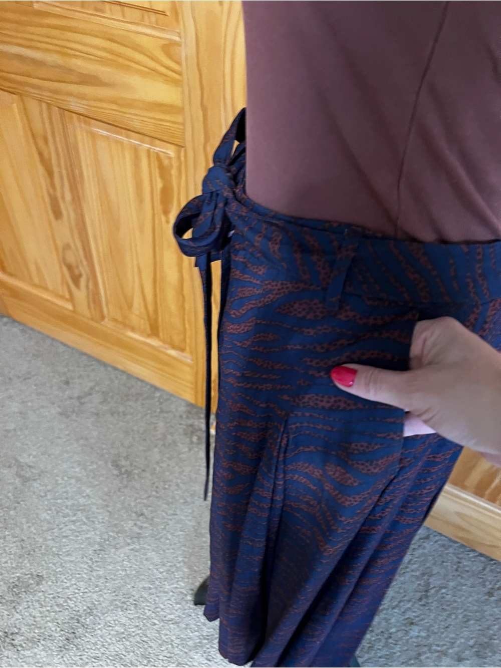 Boden Navy Button-Front Midi Skirt with Subtle Rust Pattern and Tie Belt - Picture 2 of 4